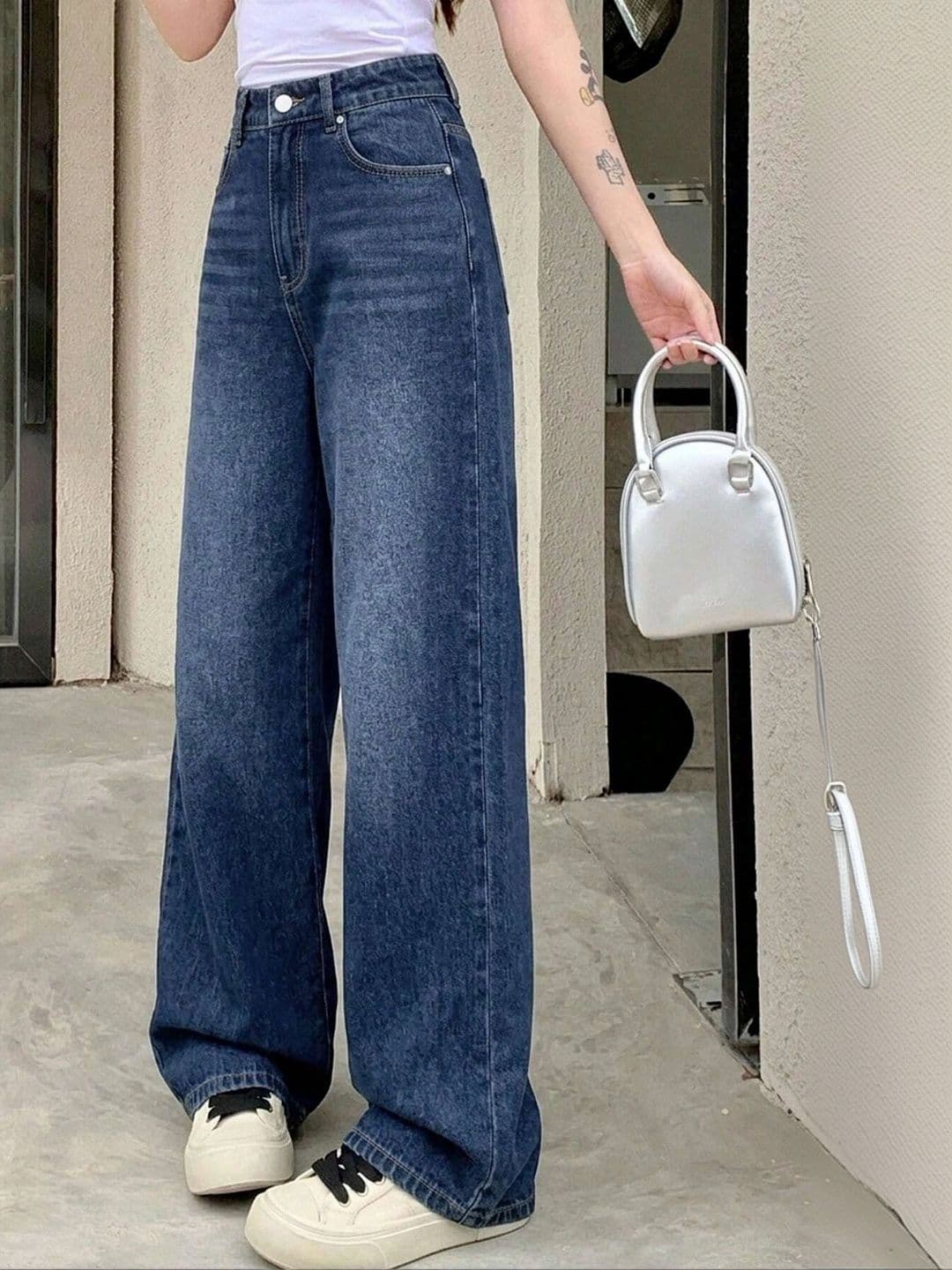 AAV2 Women Wide Leg High-Rise Light Fade Stretchable Jeans thumbnail 4