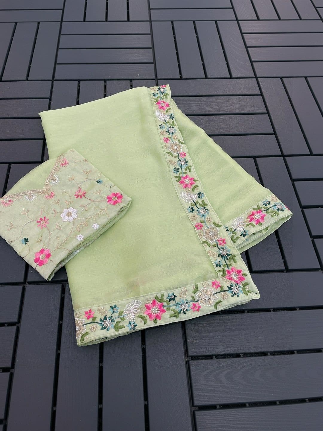 SmileyFashion Floral Embroidered Art Silk Saree thumbnail 2