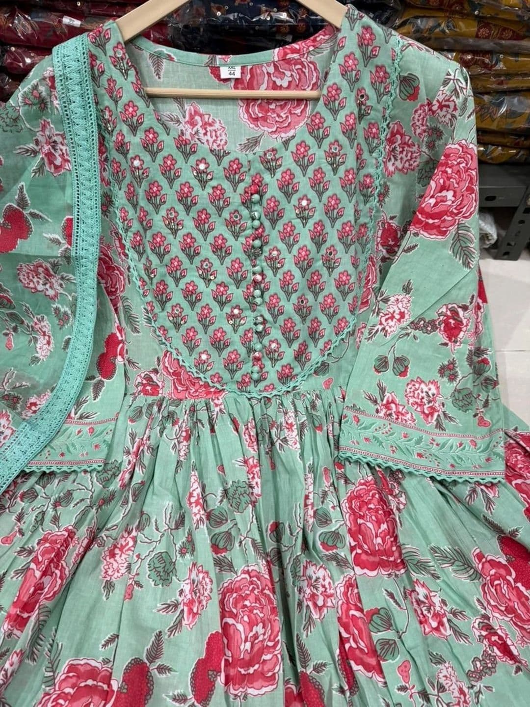 MARIONETTEFASHION Women Floral Printed Empire Sequinned Pure Cotton Kurta with Trousers & With Dupatta thumbnail 6