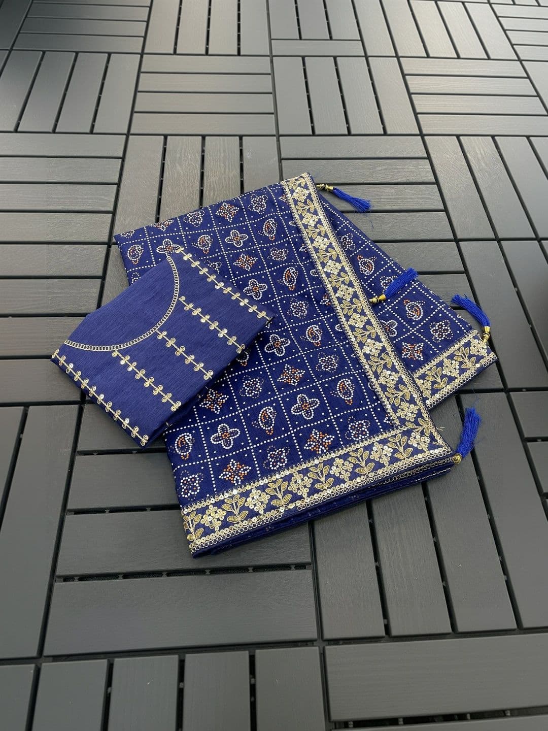 SmileyFashion Bandhani Embroidered Art Silk Designer Bandhani Saree thumbnail 2