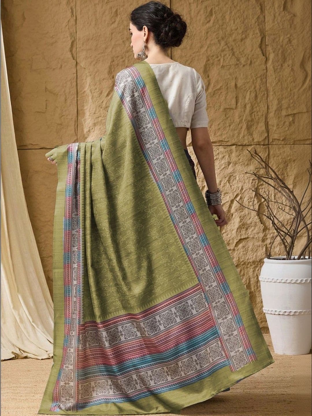 Suha Silk Blend Saree thumbnail 2