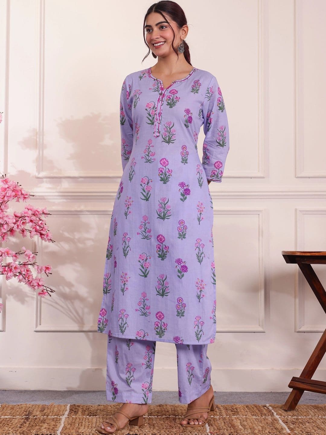 Aramya Women Floral Printed Regular Sequinned Pure Cotton Kurta with Palazzos thumbnail 3