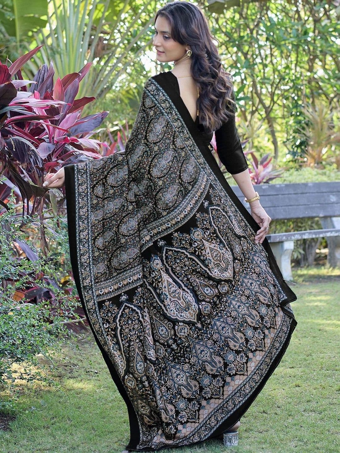KALINI Women Printed Floral Fusion  Saree With Blouse Piece thumbnail 4