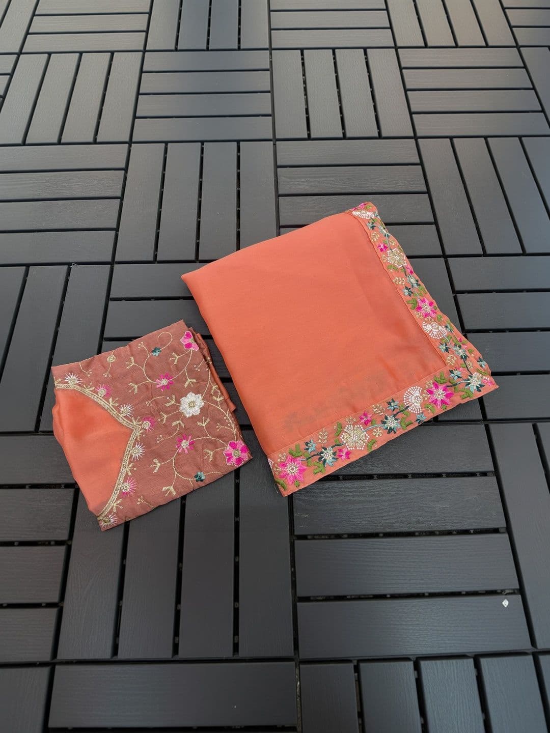SmileyFashion Floral Embroidered Art Silk Saree thumbnail 3