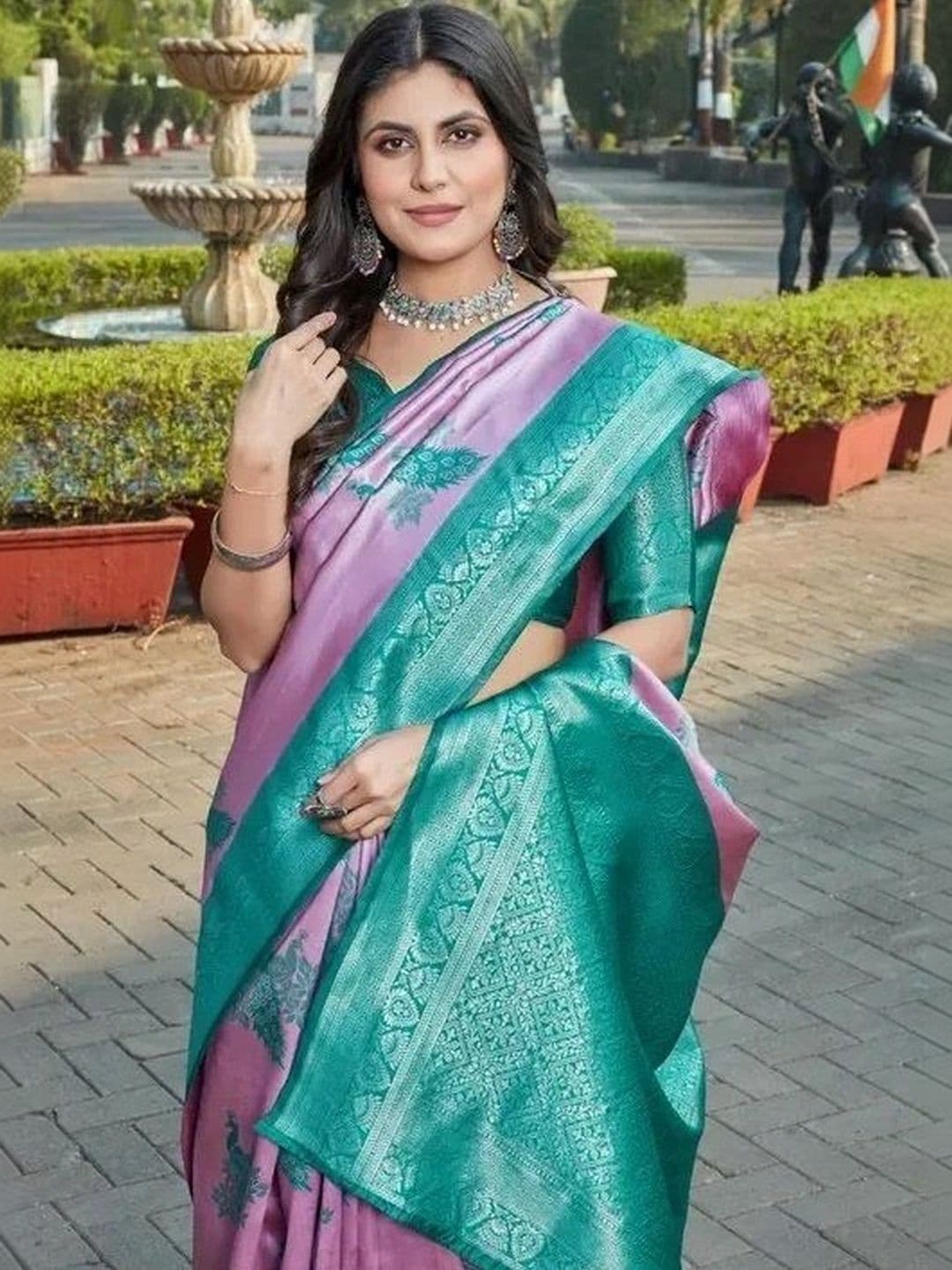 kantuba Women  Zari Silk Blend Banarasi Saree thumbnail 4