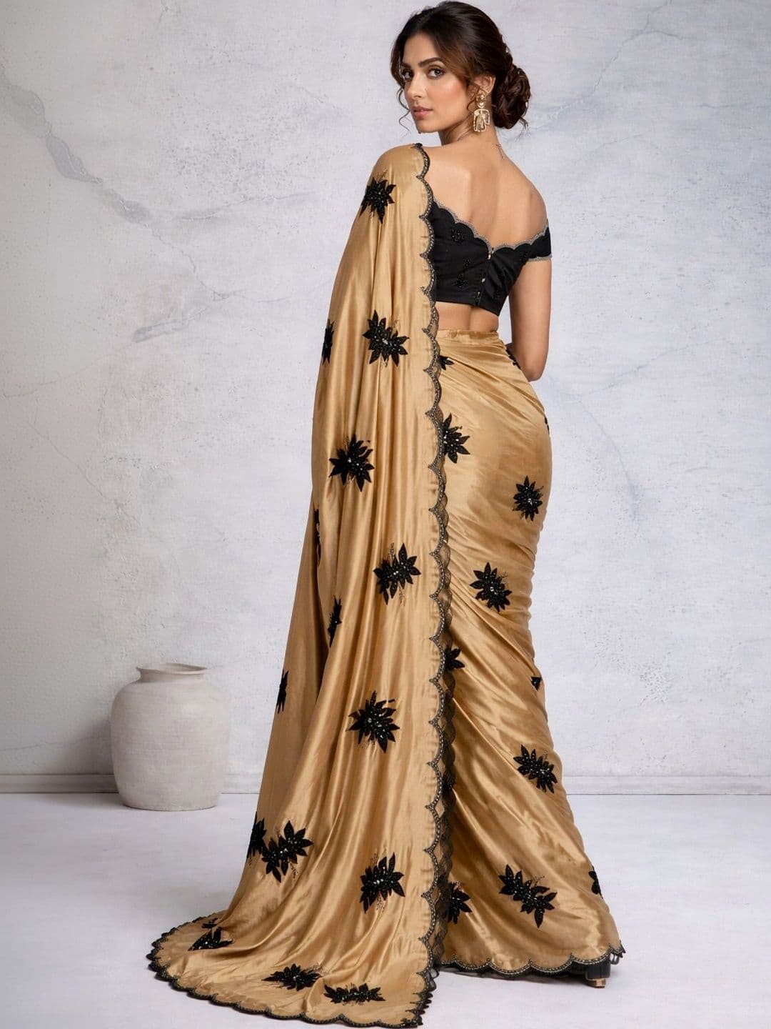 SHIV GAN 14 ENTERPRISE Floral Embroidered Art Silk Bandhani Saree thumbnail 2