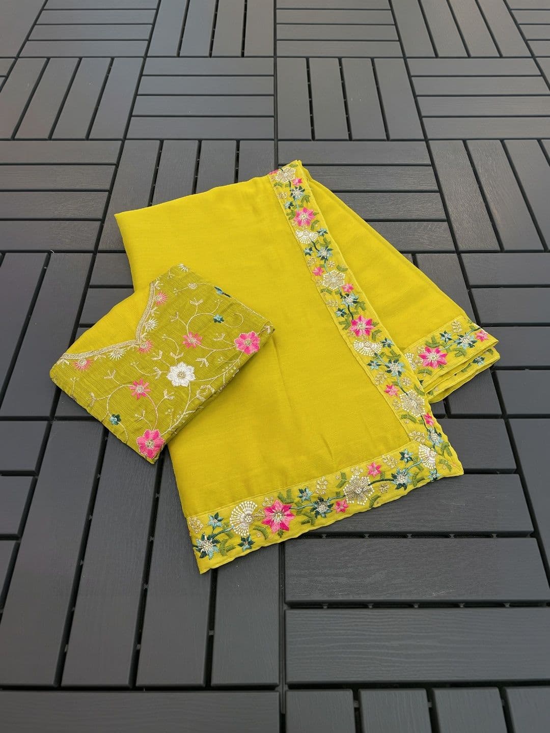 SmileyFashion Floral Embroidered Art Silk Saree thumbnail 3