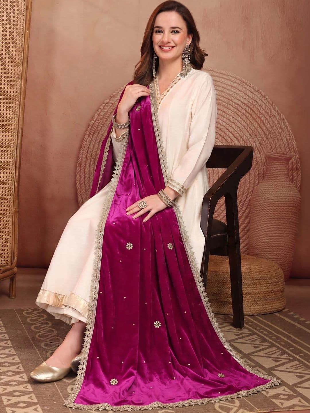 Clora Creation Velvet Dupatta with Zari thumbnail 4