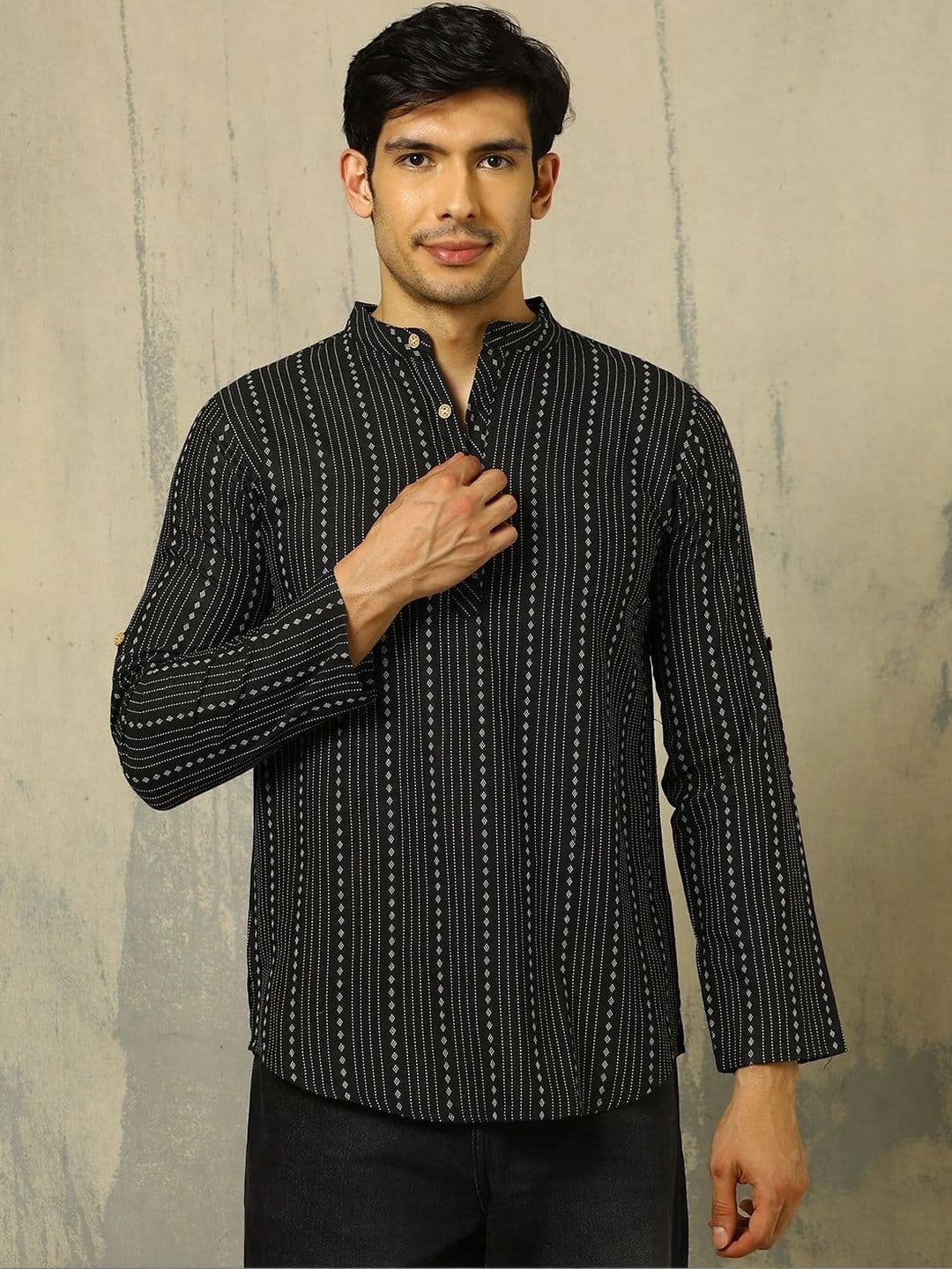 Anouk Woven Design Abstract Cotton Handloom Mandarin Collar Short Kurta thumbnail 6