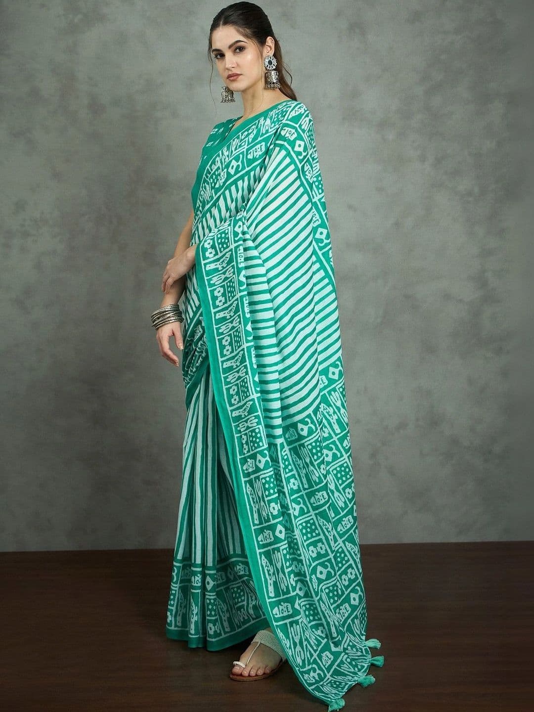 Sangria Striped Designer Bagh Saree thumbnail 6