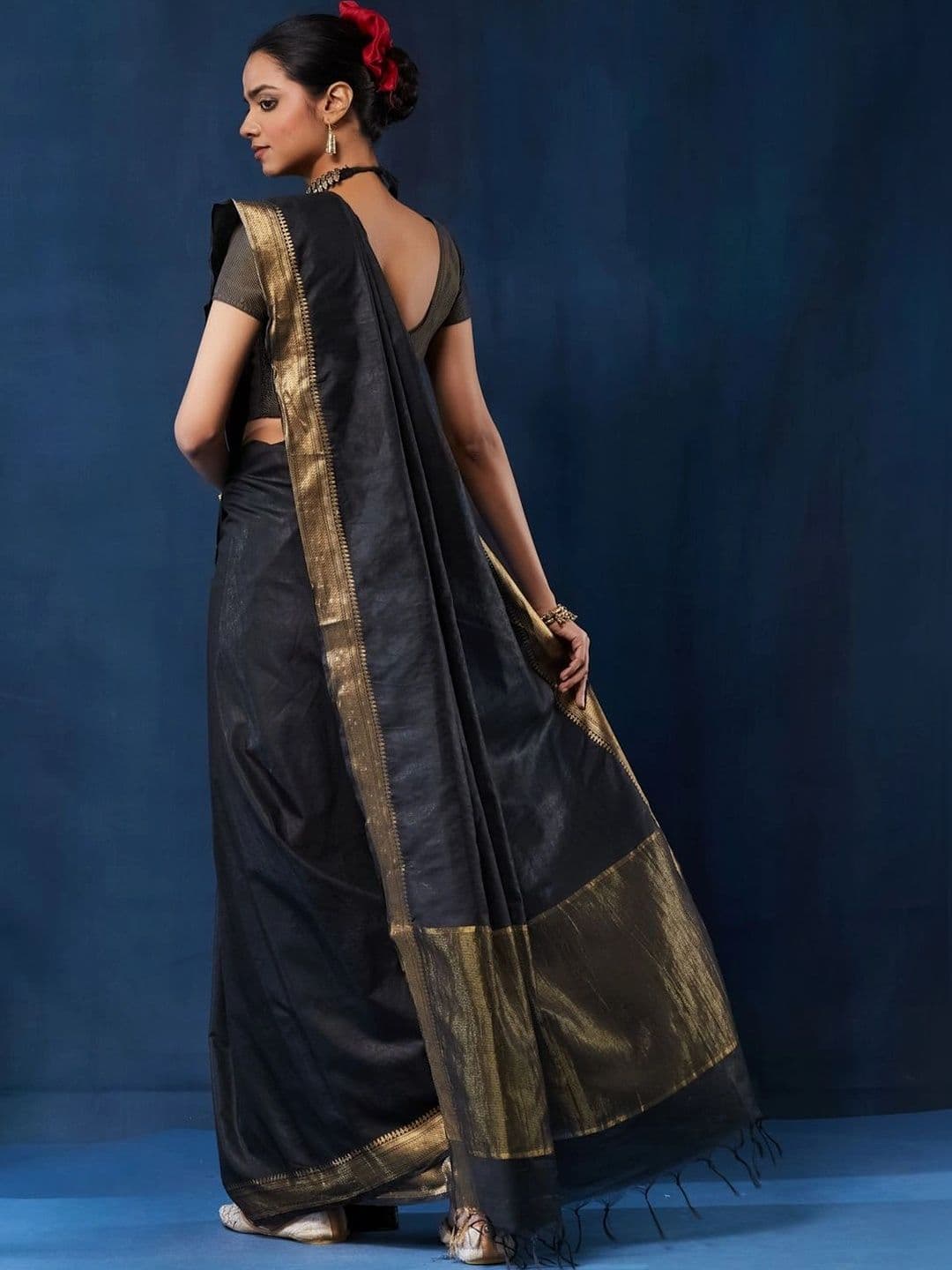 Taavi Woven Cotton Blend Zari Border Saree thumbnail 2