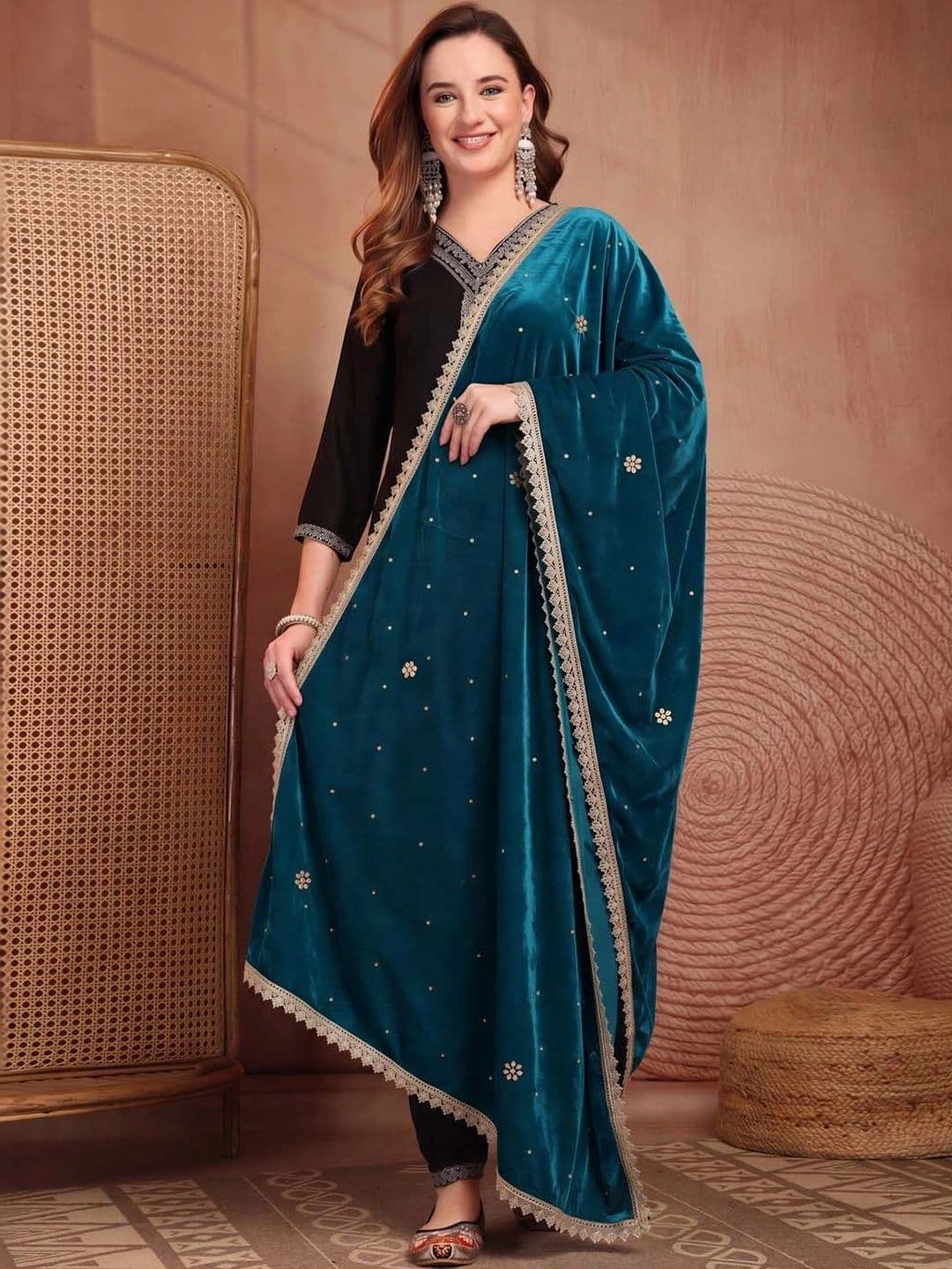 Clora Creation Velvet Dupatta with Zari thumbnail 5
