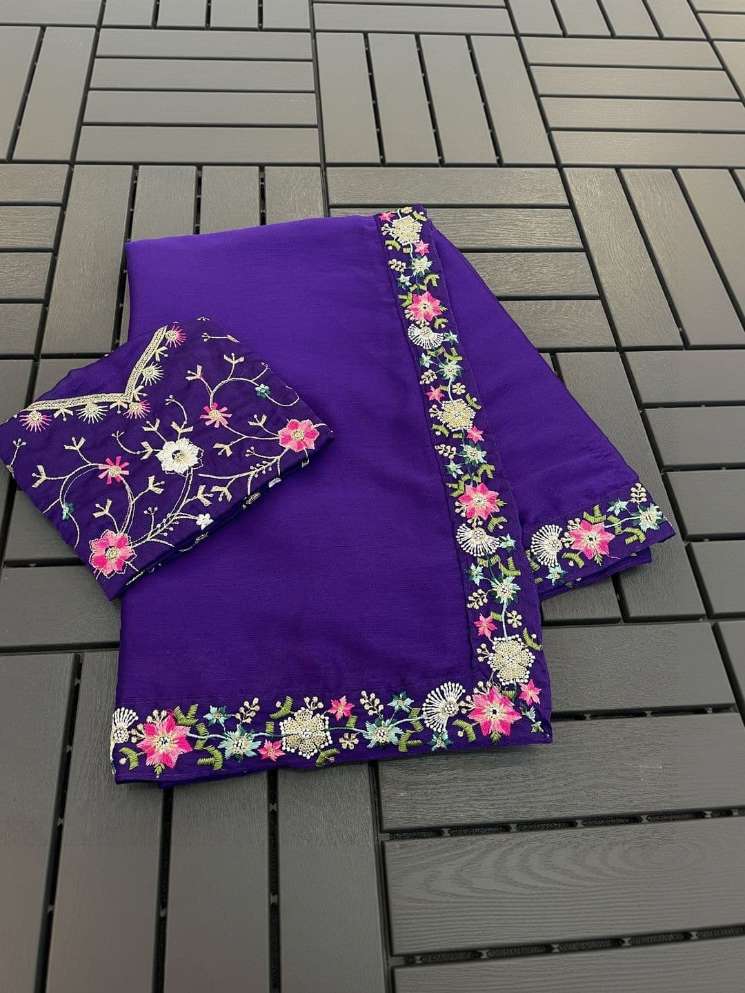 SmileyFashion Floral Art Silk Saree thumbnail 5