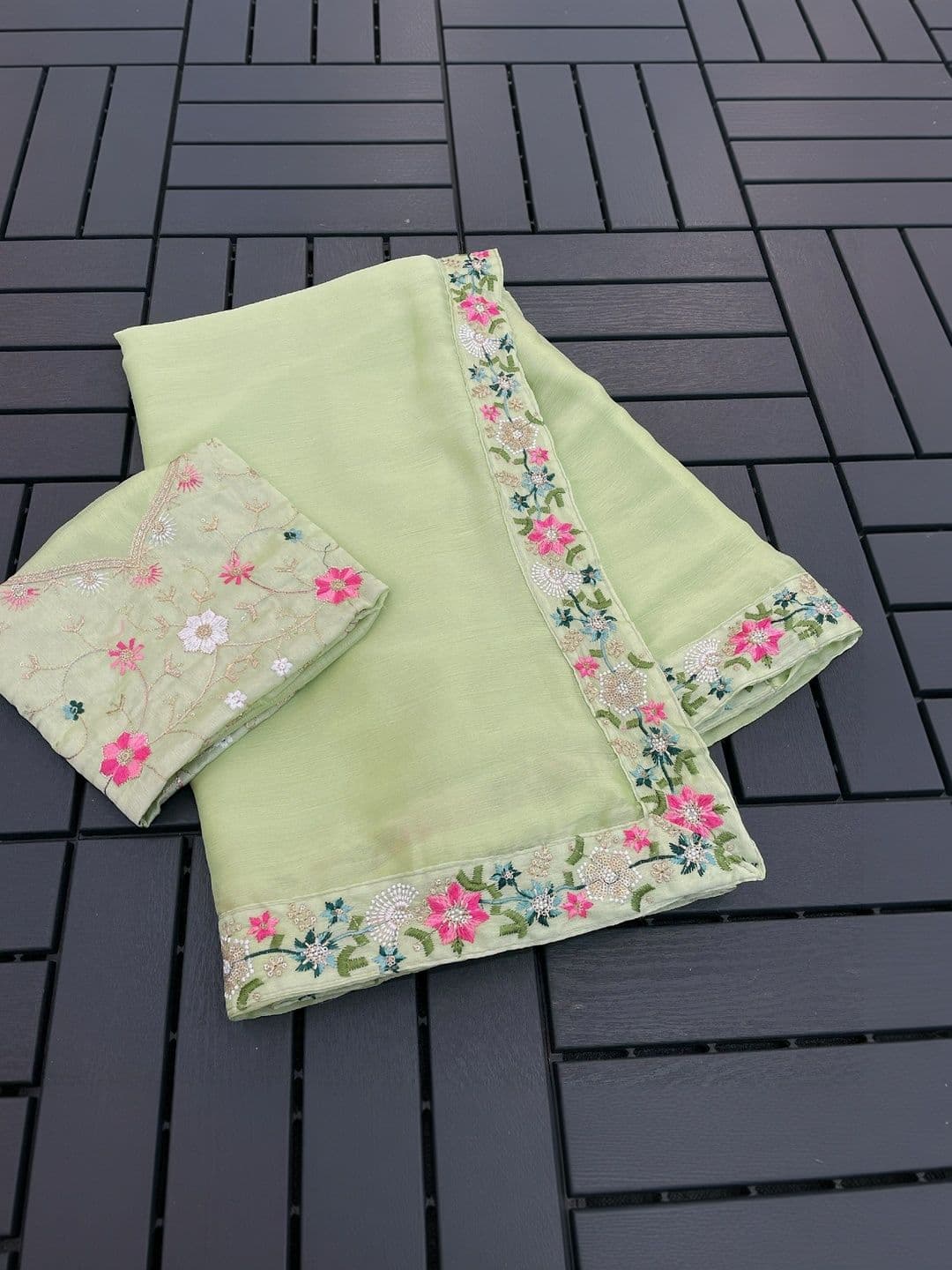 SmileyFashion Floral Art Silk Saree thumbnail 2