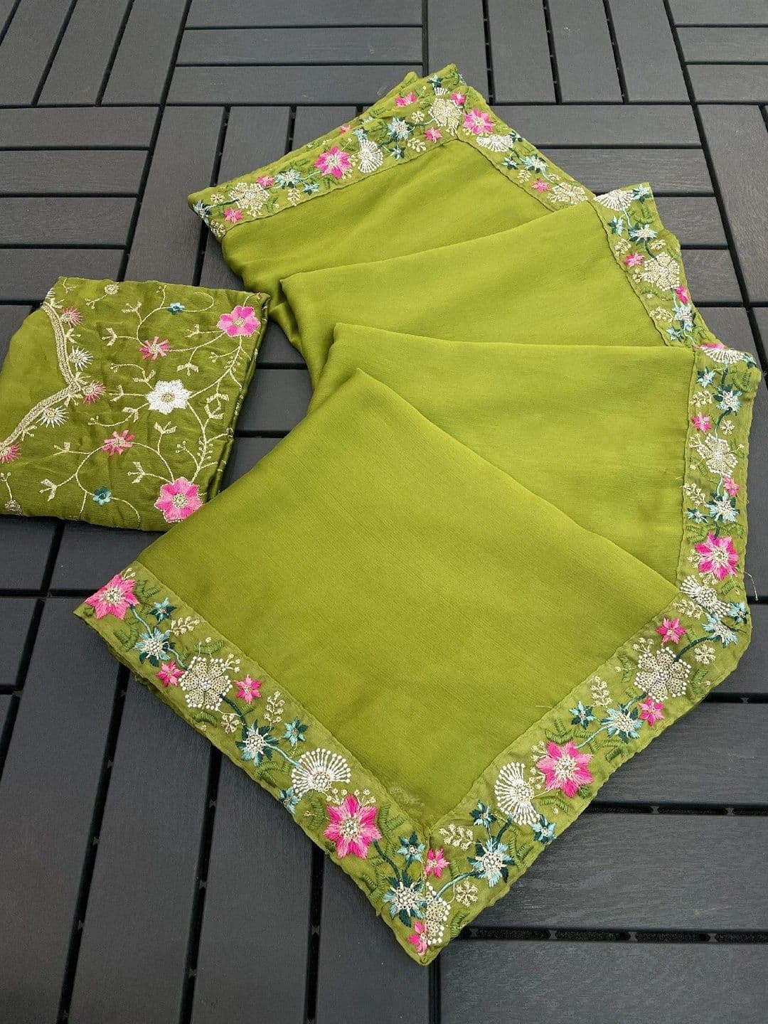 SmileyFashion Floral Embroidered Art Silk Saree thumbnail 5