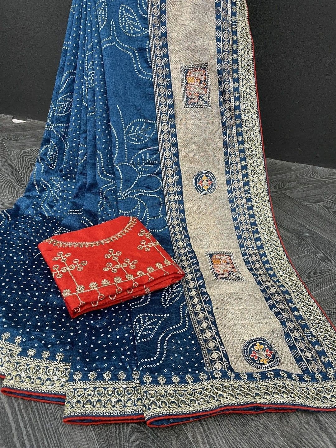 SmileyFashion Bandhani Zari Art Silk Designer Saree thumbnail 3