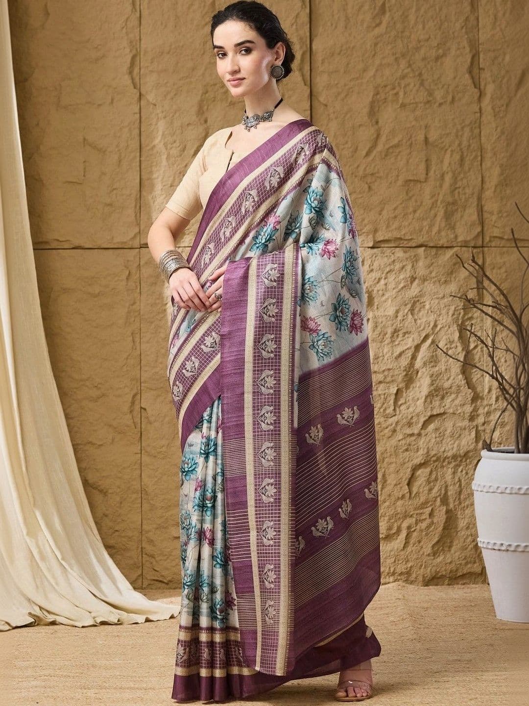 Suha Floral Silk Blend Saree thumbnail 3