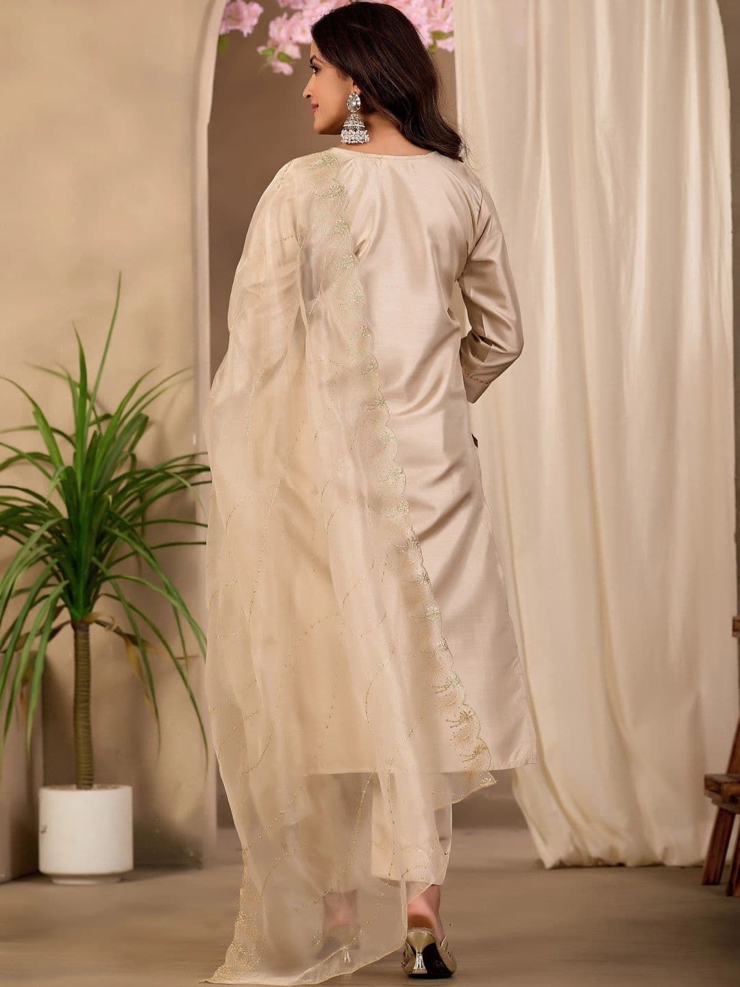 Sangria Women Ethnic Motifs Embroidered Regular Thread Work Kurta with Trousers & With Dupatta thumbnail 2