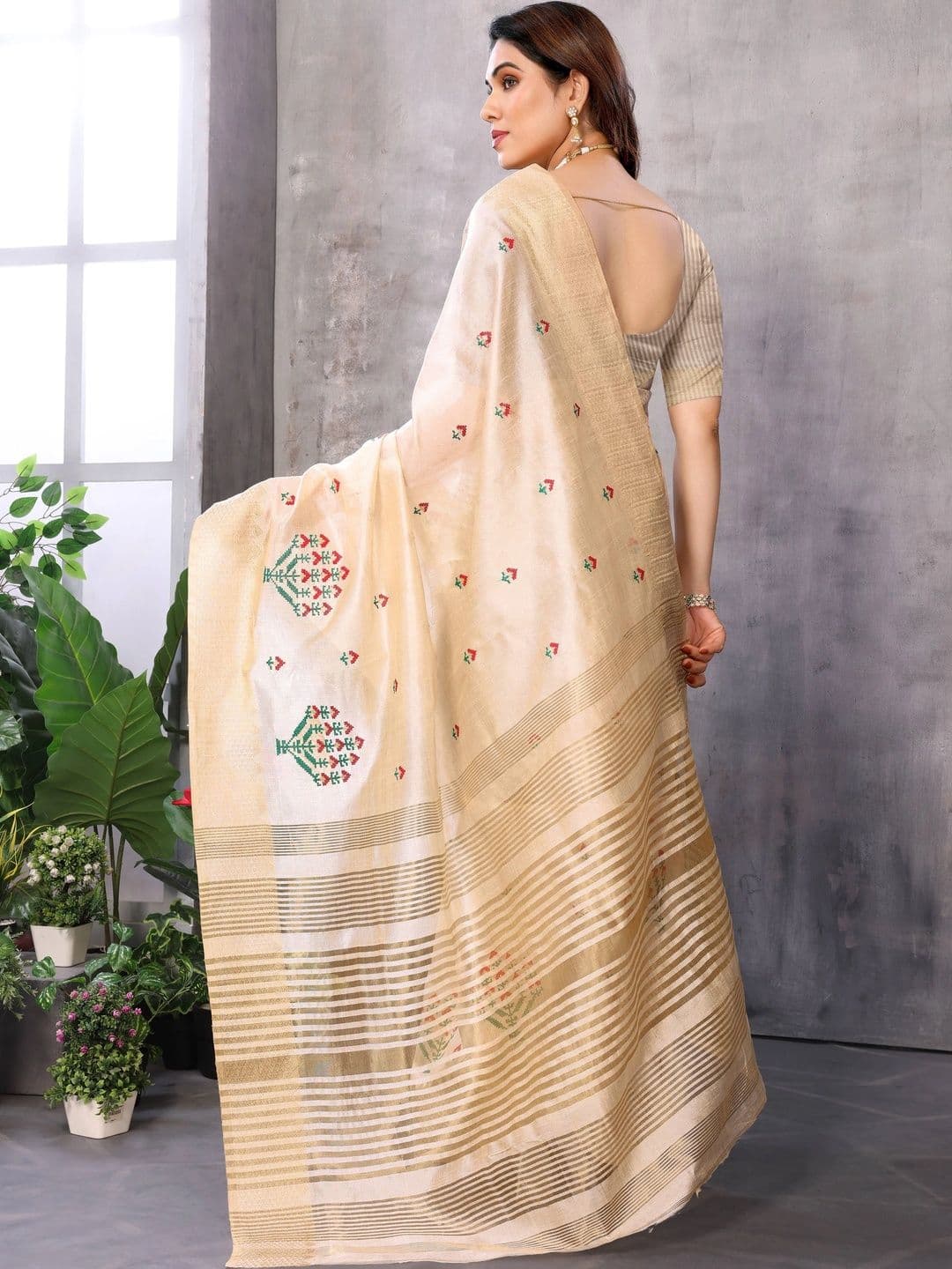 Sangria Women Floral Embroidered Silk Cotton Designer Kota Saree thumbnail 3
