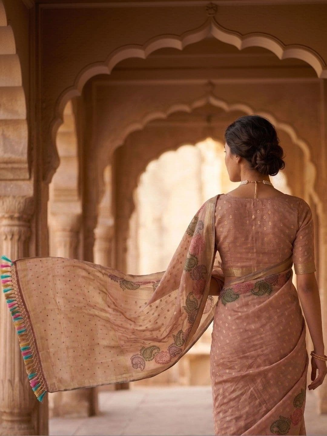 House of Neyvara Paisley Zardozi Linen Blend Banarasi Saree thumbnail 2