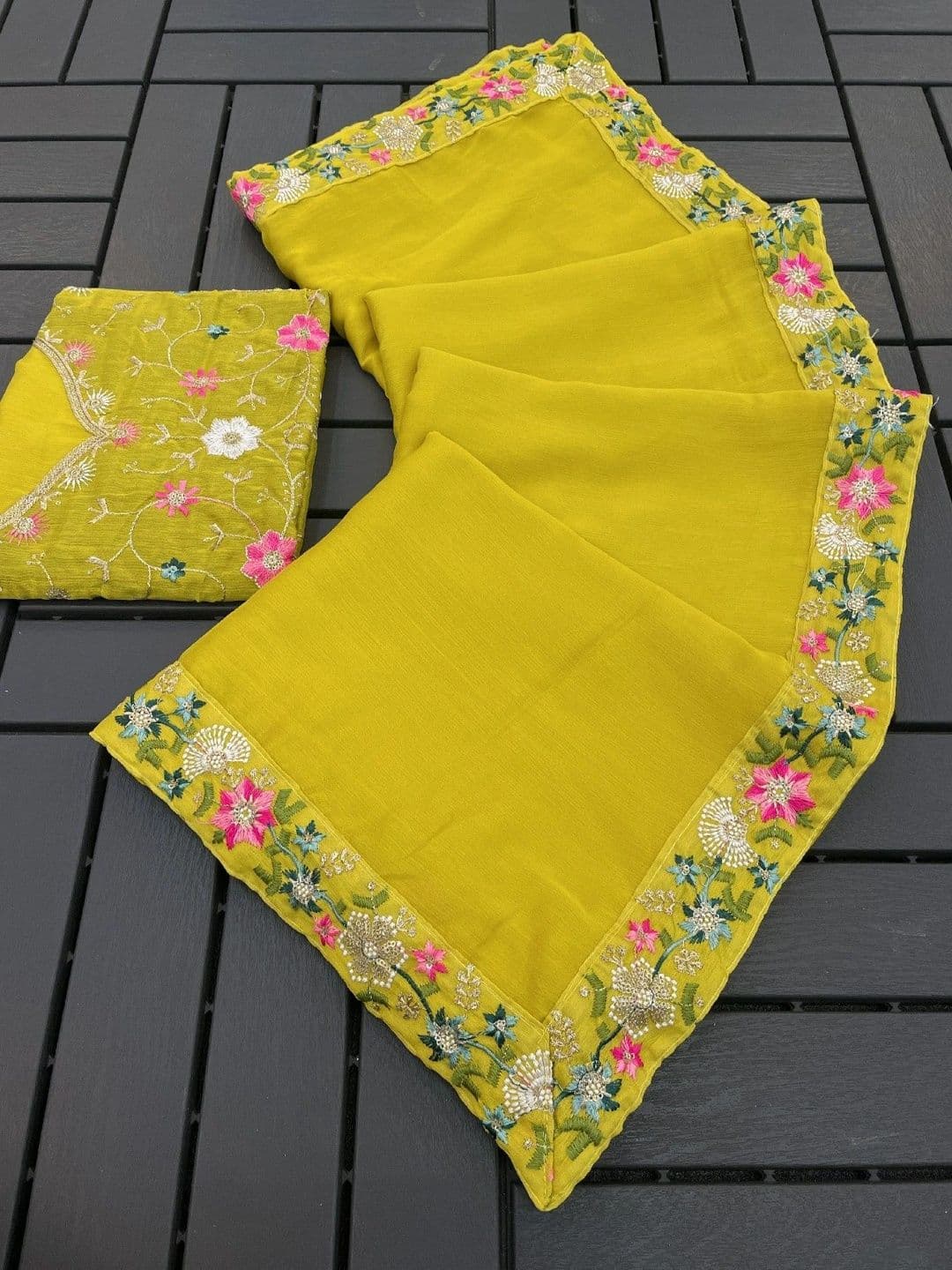 SmileyFashion Floral Embroidered Art Silk Saree thumbnail 3
