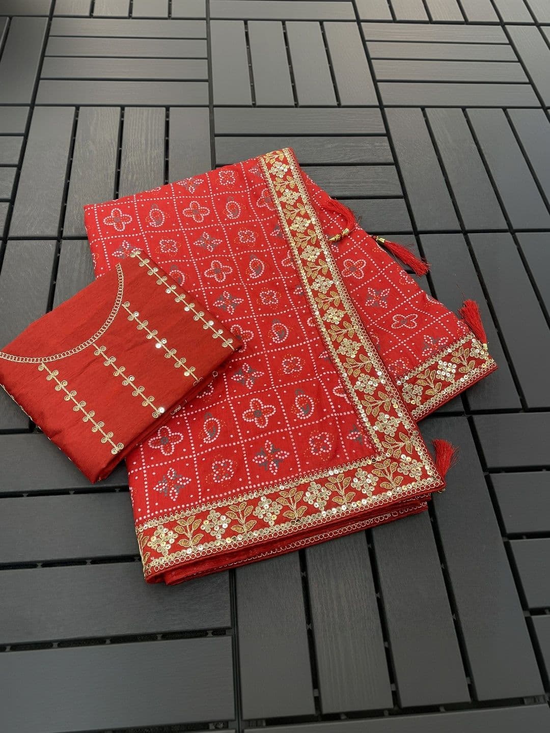 SmileyFashion Bandhani Embroidered Art Silk Designer Bandhani Saree thumbnail 2