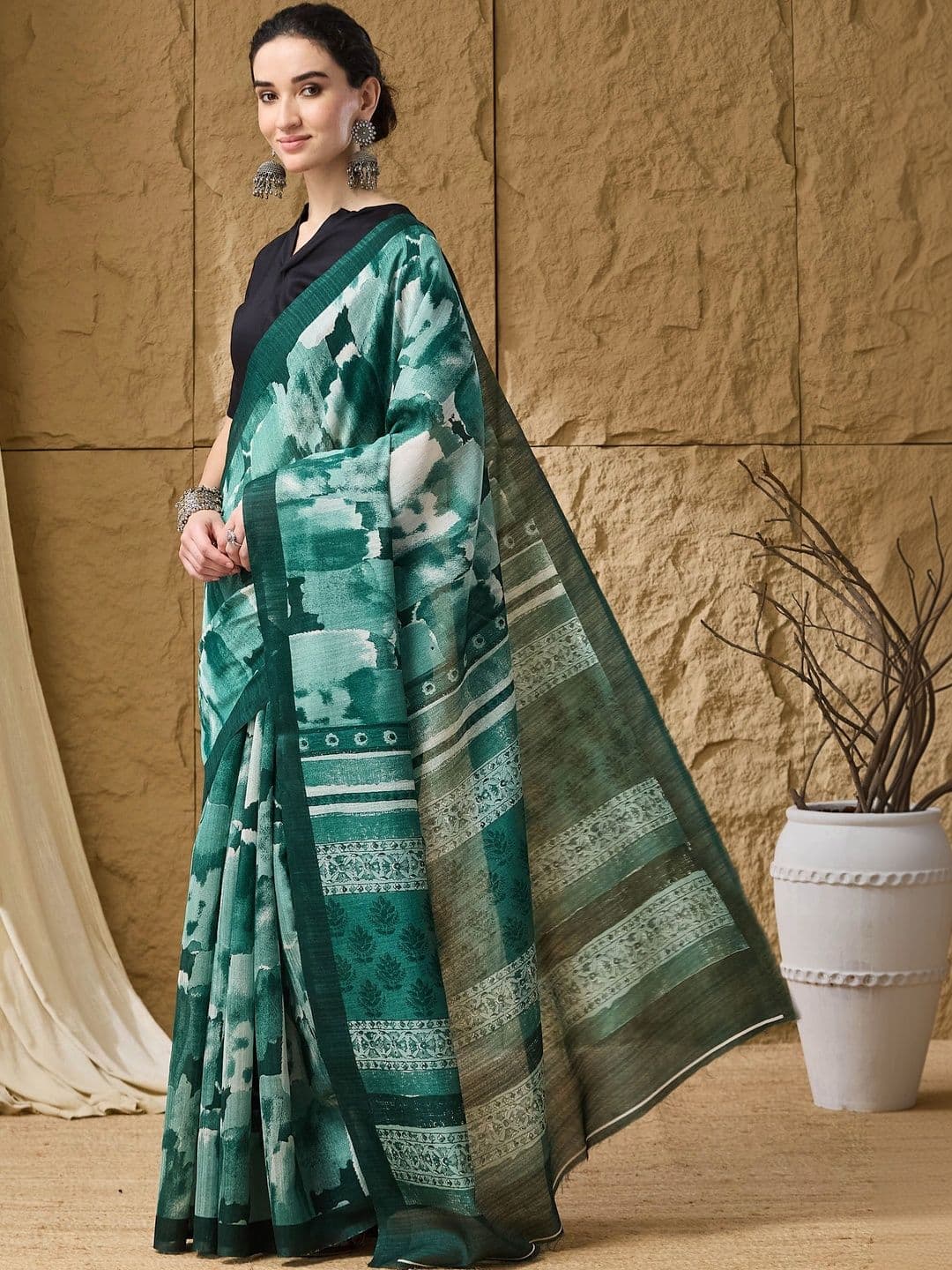 Suha Silk Blend Saree thumbnail 3