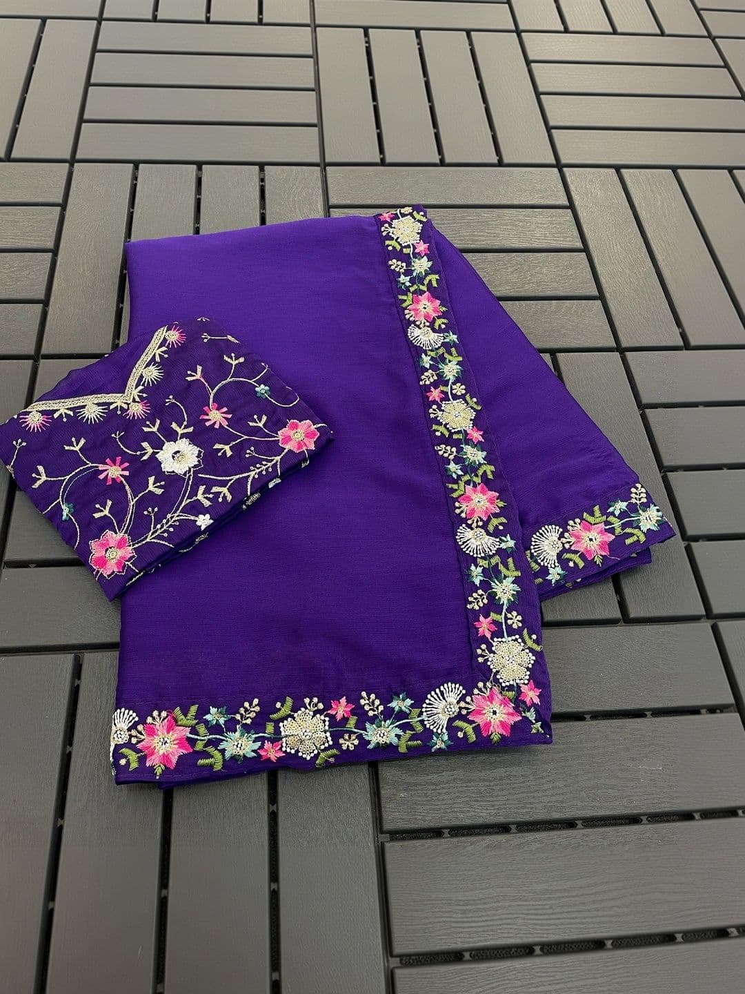 SmileyFashion Floral Art Silk Saree thumbnail 2