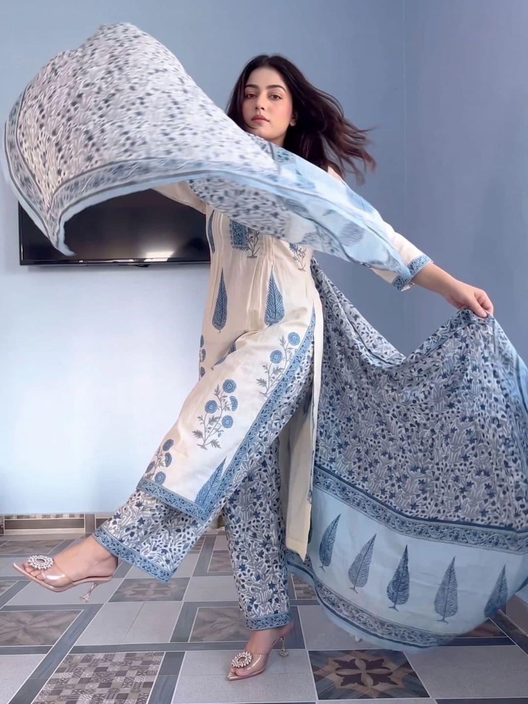 IKLO Women Floral Printed Regular Pure Cotton Kurta with Palazzos & With Dupatta thumbnail 5