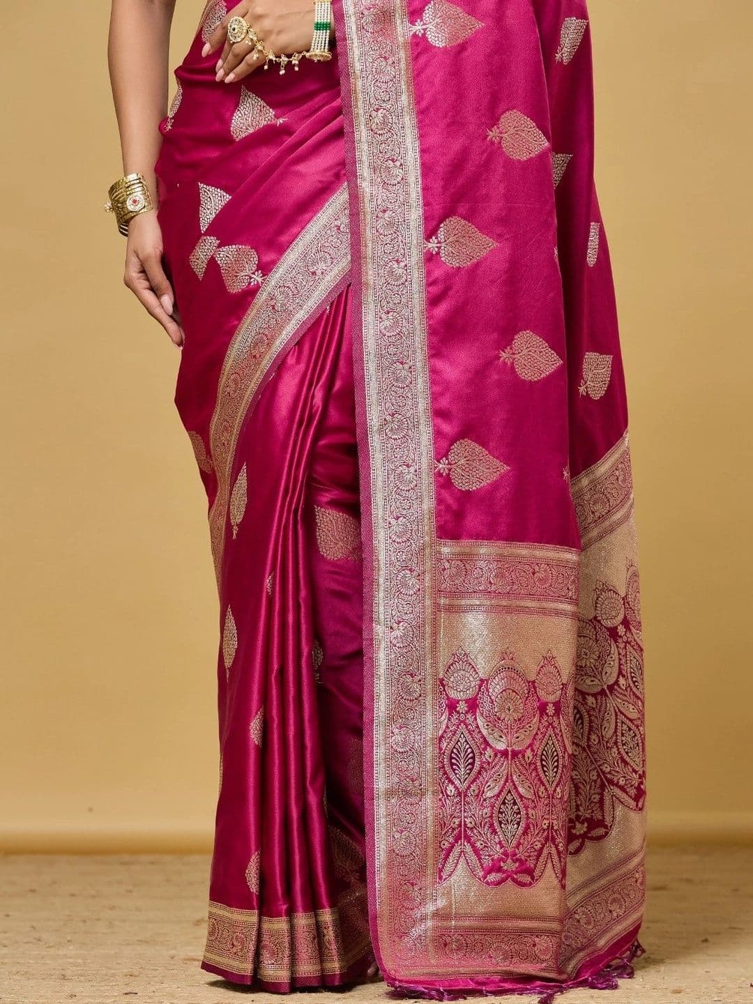 kasee Floral Zari Silk Blend Designer Banarasi Saree thumbnail 5