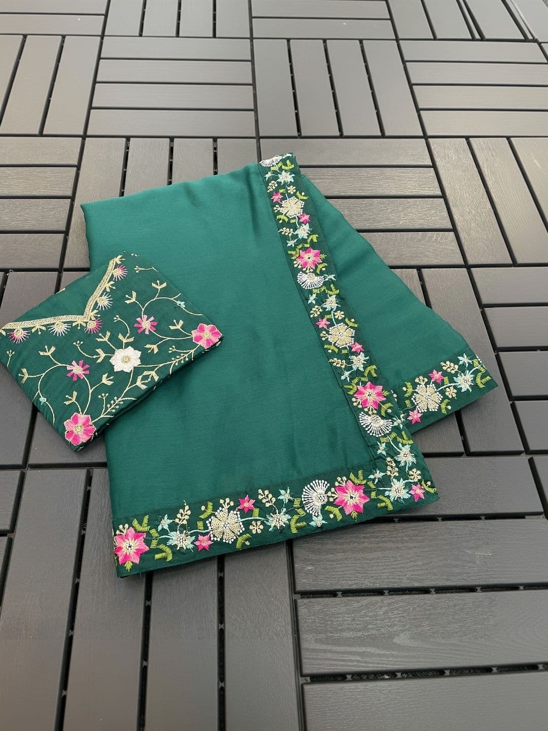 SmileyFashion Floral Art Silk Saree thumbnail 4