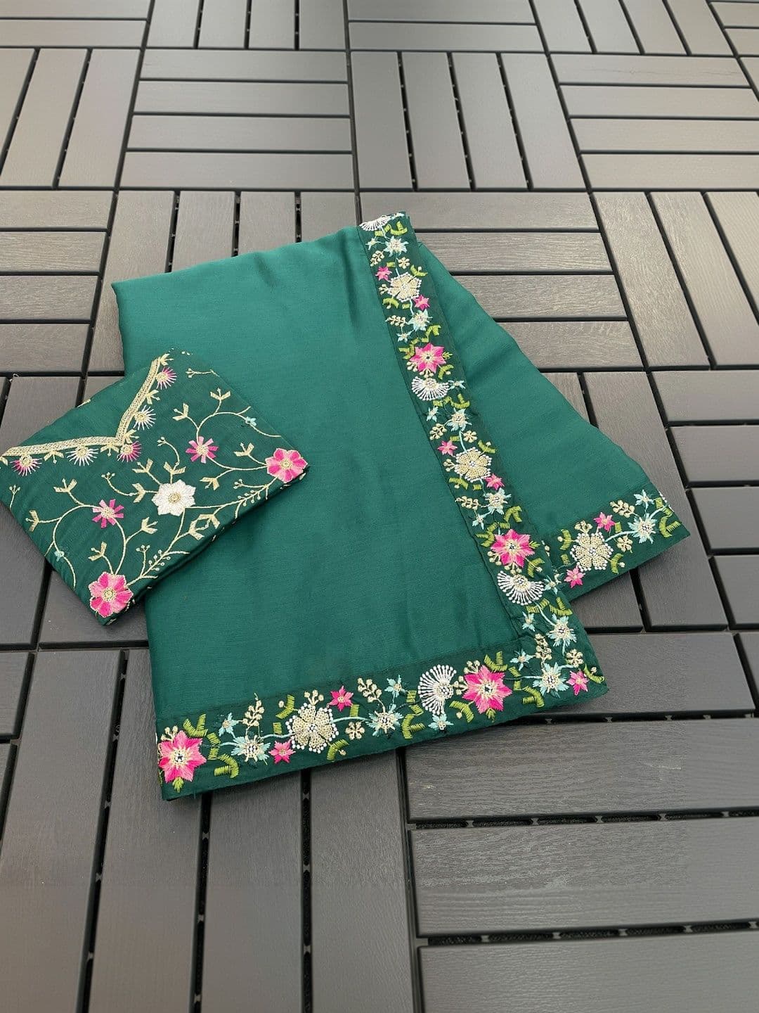 SmileyFashion Floral Art Silk Saree thumbnail 3