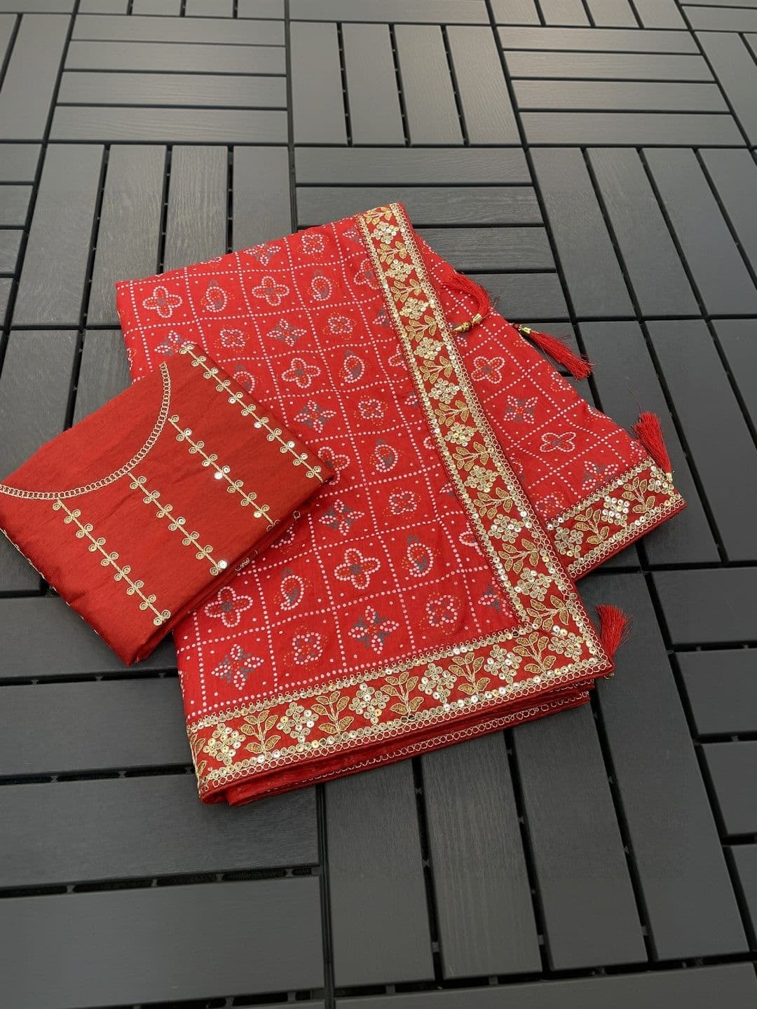 SmileyFashion Bandhani Embroidered Art Silk Designer Bandhani Saree thumbnail 6