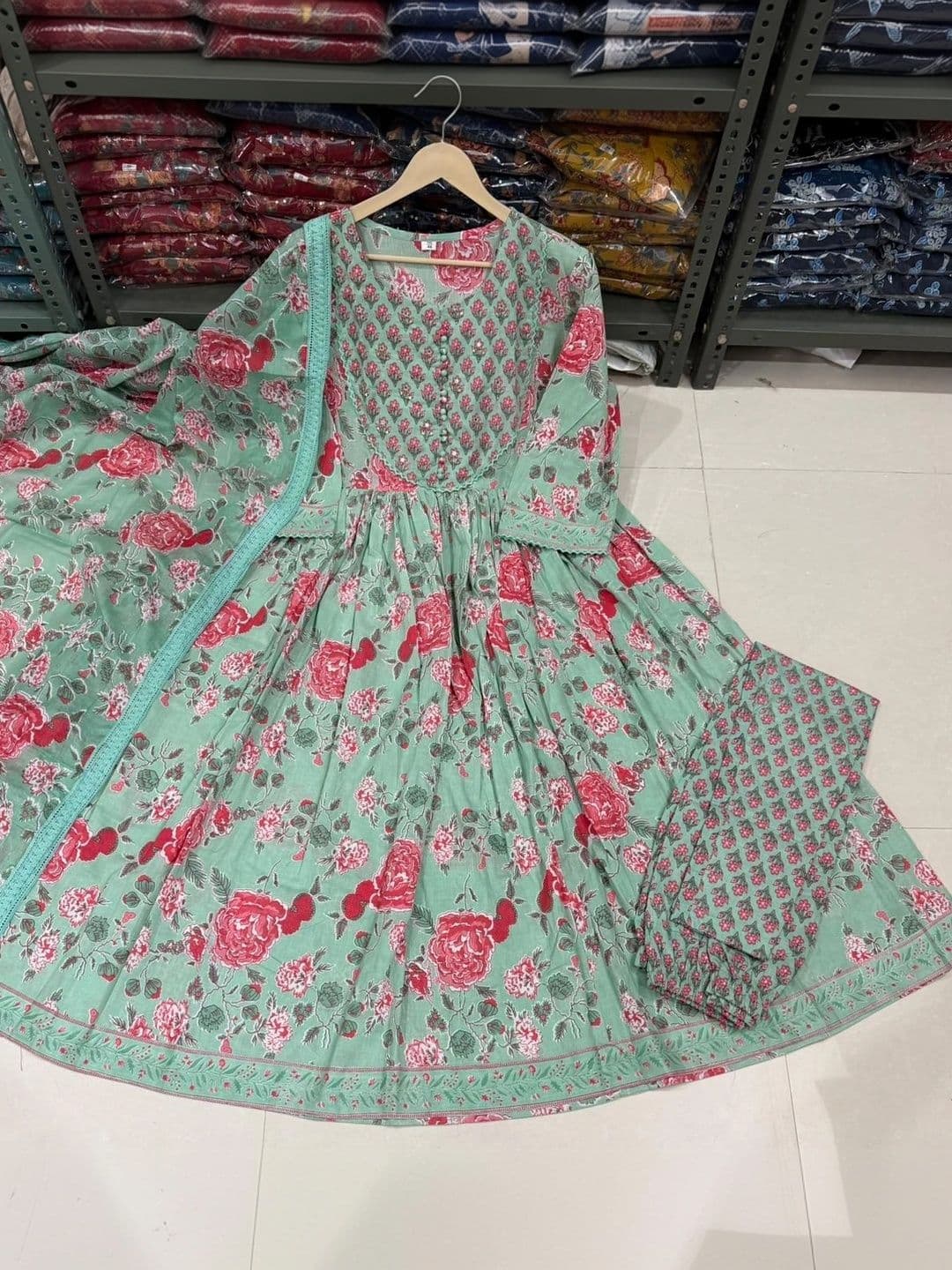 MARIONETTEFASHION Women Floral Printed Empire Sequinned Pure Cotton Kurta with Trousers & With Dupatta thumbnail 3