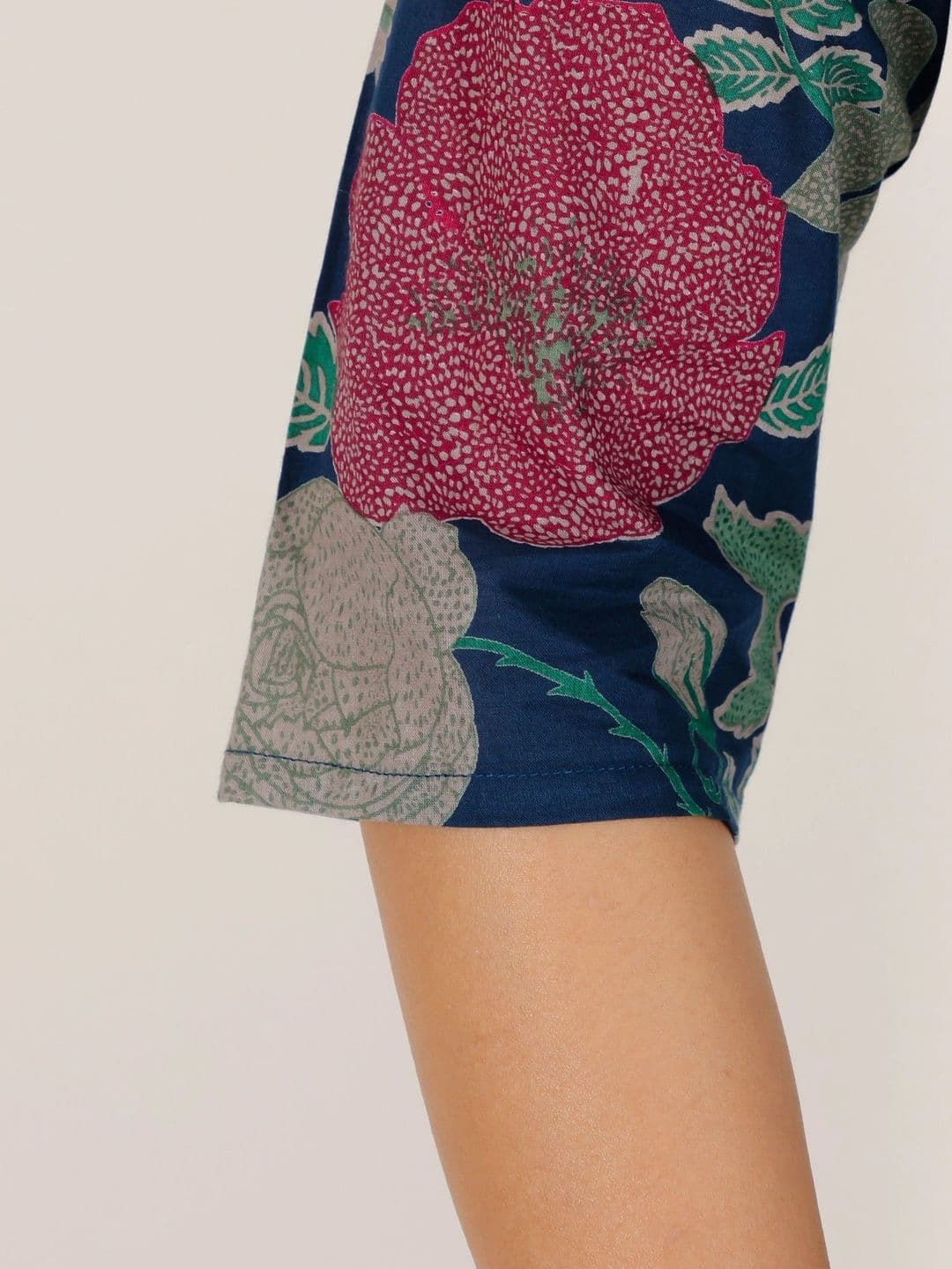 Aramya Women Floral Printed Regular Pure Cotton Kurta with Trousers thumbnail 3