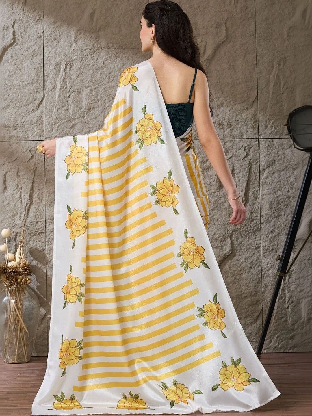 Mitera Floral Silk Blend Saree thumbnail 3