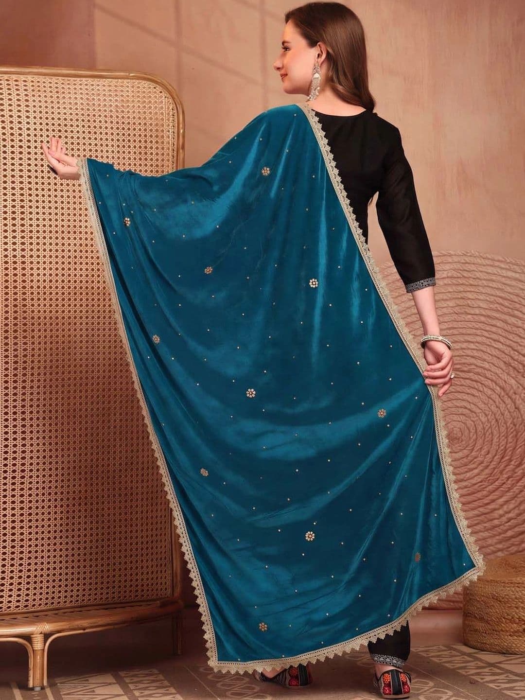 Clora Creation Velvet Dupatta with Zari thumbnail 4