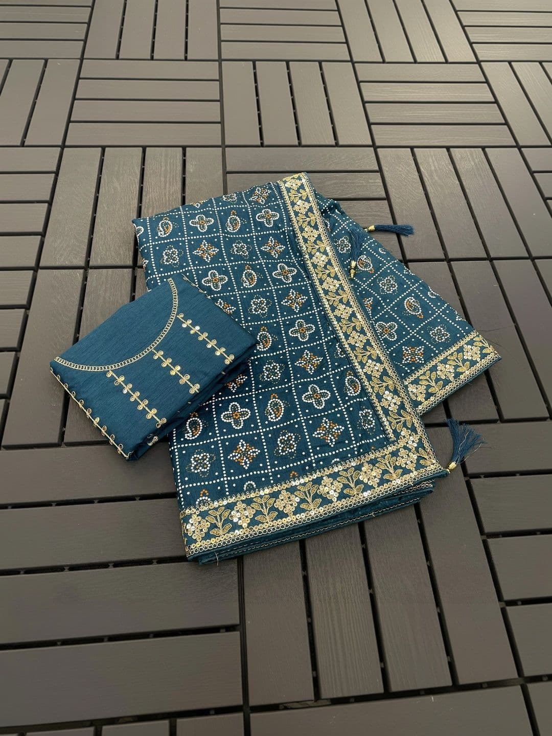 SmileyFashion Bandhani Zari Art Silk Designer Bandhani Saree thumbnail 5