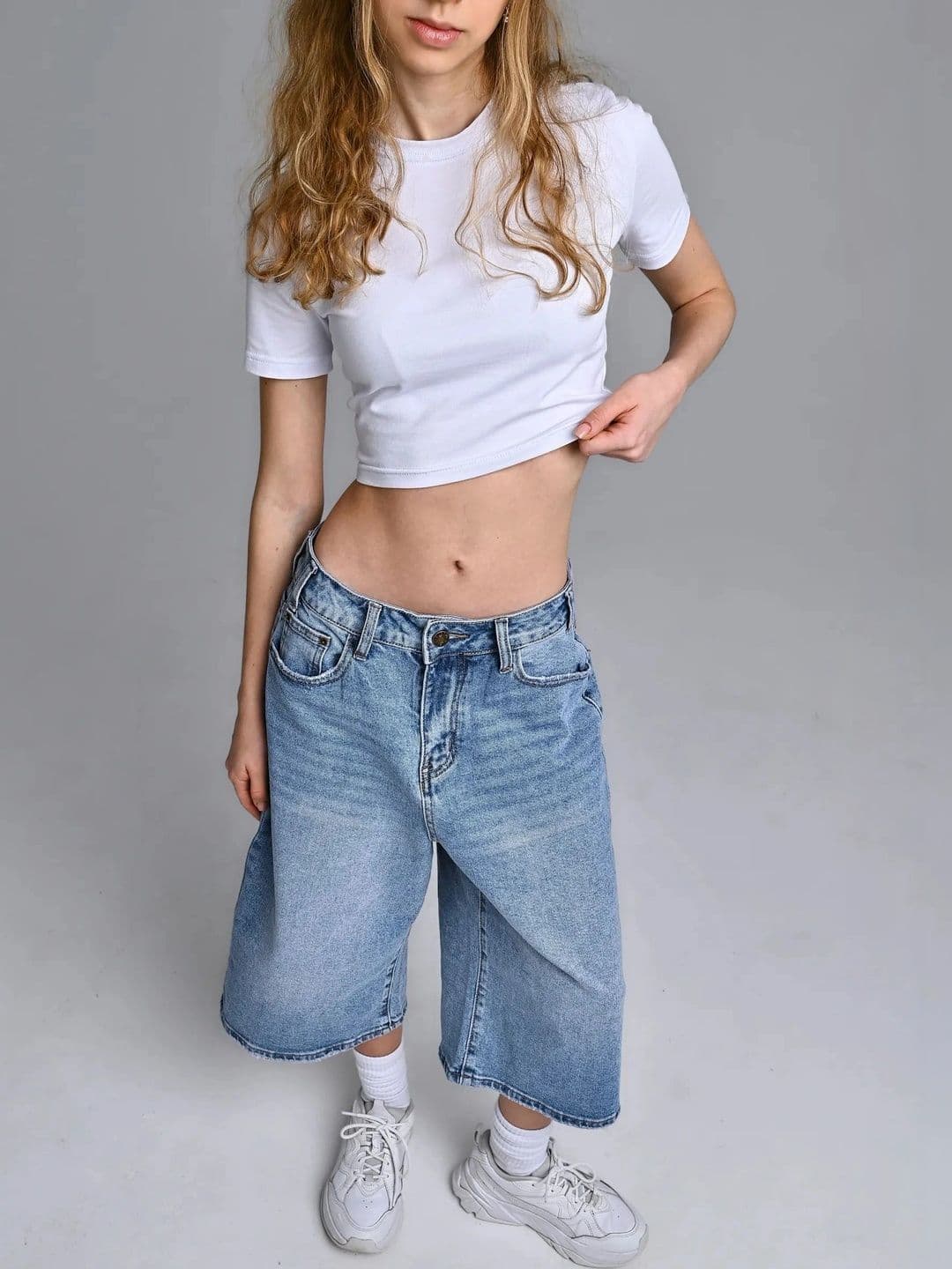AAV2 Women Wide Leg High-Rise Light Fade Stretchable Jeans thumbnail 3