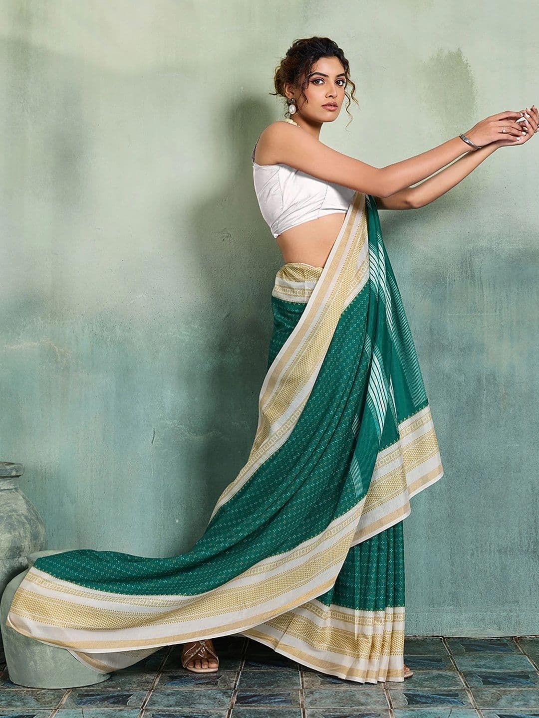 AMRUTKALA SAREES Woven Design Designer Block Print Saree thumbnail 3