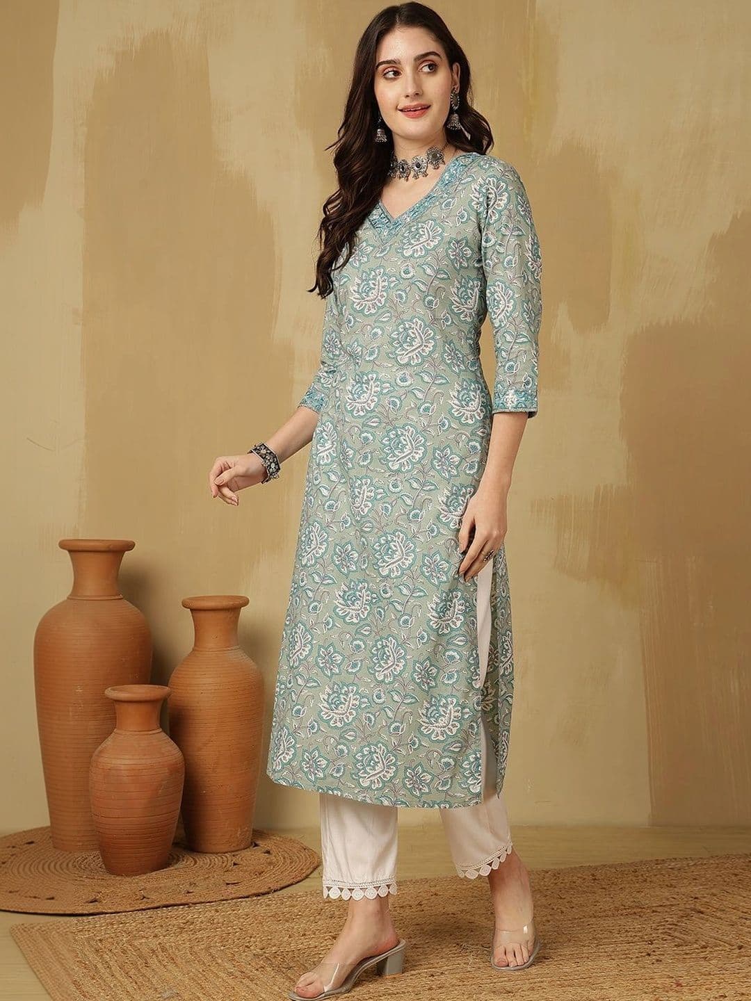 Sangria Women Floral Printed Thread Work Floral Kurta thumbnail 2