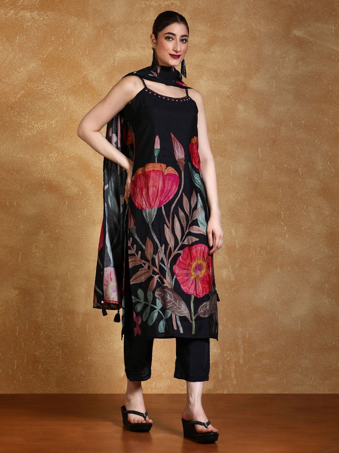 Varanga Women Floral Printed Kurta with Trousers & Dupatta thumbnail 5