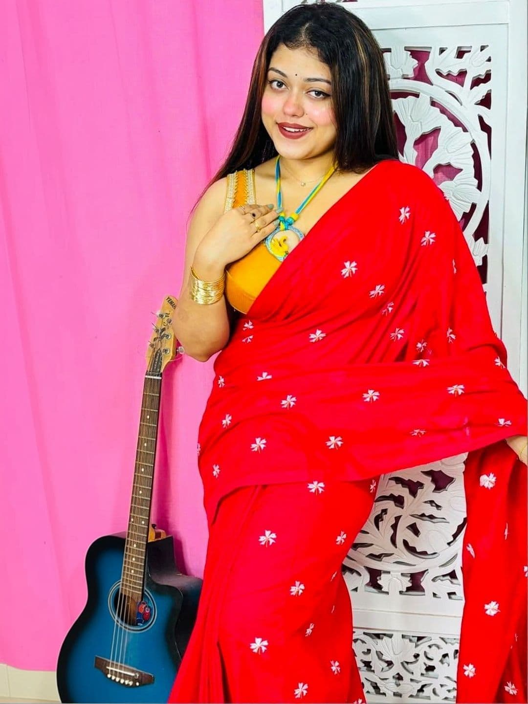 BongAp Floral Embroidered Khadi Saree thumbnail 3
