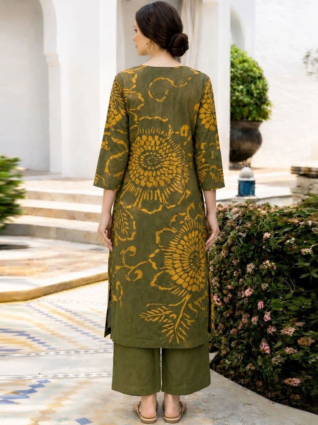 GoSriKi Women Floral Printed Regular Kurta with Trousers thumbnail 2