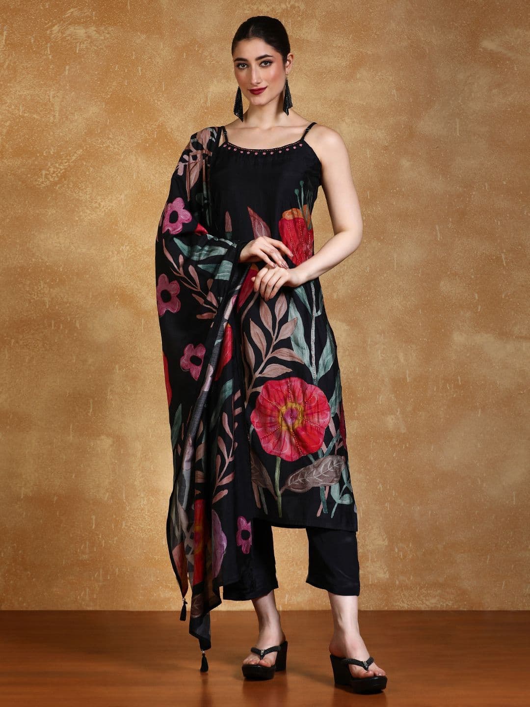 Varanga Women Floral Printed Kurta with Trousers & Dupatta thumbnail 2