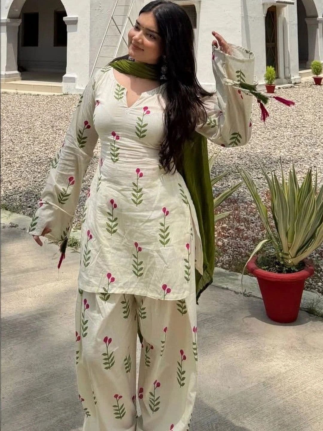 Dress21 Women Floral Printed Regular Pure Cotton Kurta with Patiala & With Dupatta thumbnail 3