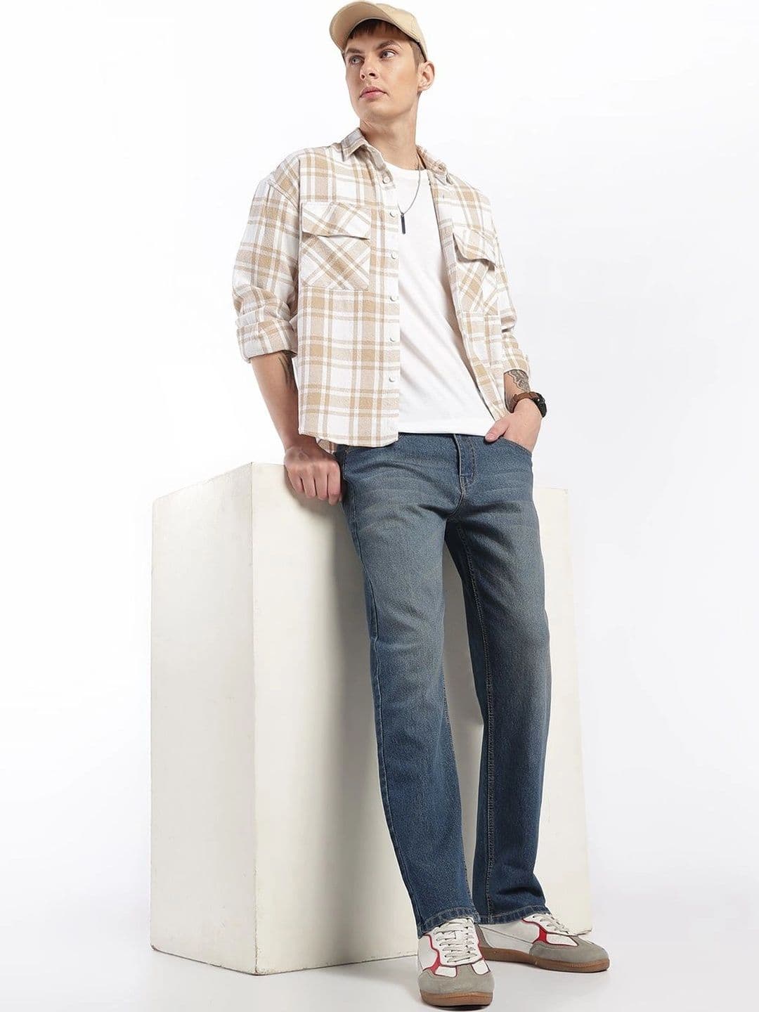 zayla Men Jean Regular Fit Mid-Rise Light Fade Stretchable Jeans thumbnail 4