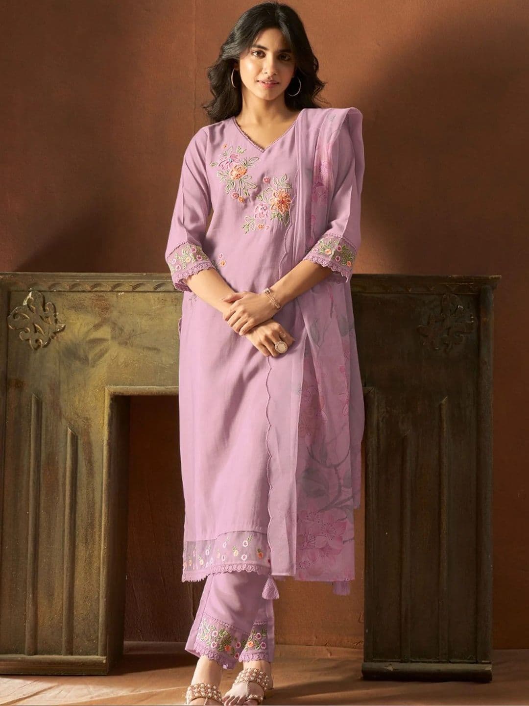 LABEL RANGREEZAA Women Embroidered Regular Thread Work Kurta with Trousers & With Dupatta thumbnail 3