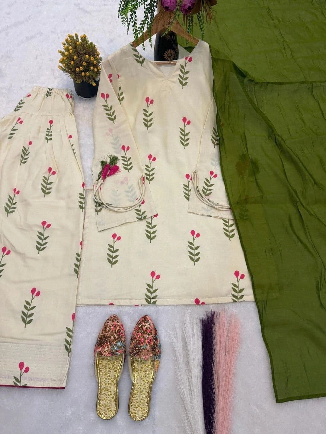 Dress21 Women Floral Printed Regular Pure Cotton Kurta with Patiala & With Dupatta thumbnail 5