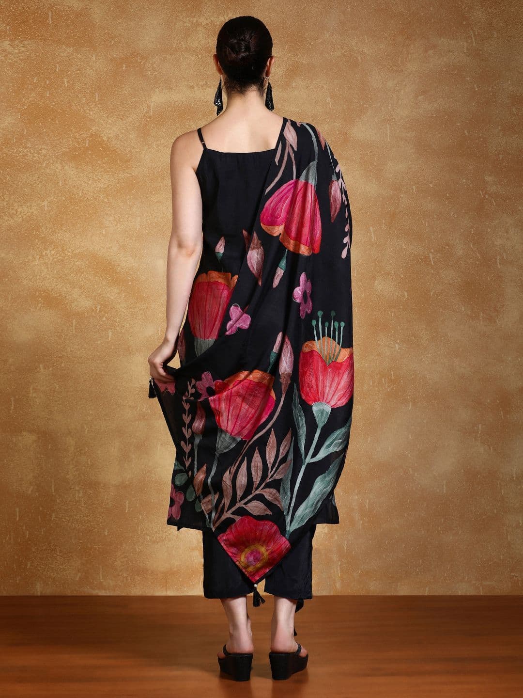 Varanga Women Floral Printed Kurta with Trousers & Dupatta thumbnail 3